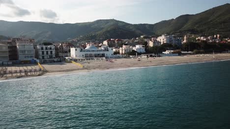 vista de un avión no tripulado de la calma superficie del mediterráneo cerca de la costa durante una puesta de sol