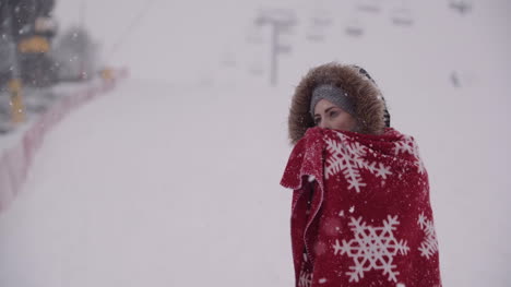 Cerca-De-Mujer-Congelada-Envuelta-En-Una-Manta-En-La-Tormenta-De-Nieve-2