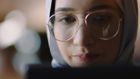 Nahaufnahme-Eines-Porträts-Einer-Muslimischen-Geschäftsfrau-Im-Café,-Die-Einen-Tablet-Computer-Benutzt,-Kaffee-Trinkt,-Online-In-Sozialen-Medien-Surft-Und-Ihren-Lebensstil-Teilt-Und-Entspannt-Nachrichten-Liest,-Die-Ein-Hijab-Kopftuch-Tragen
