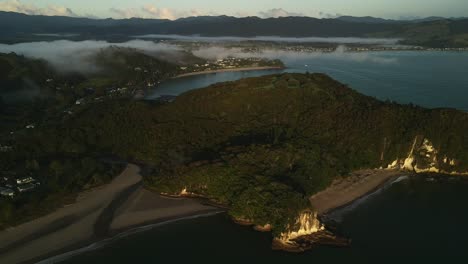 Lapso-De-Tiempo-De-Niebla-Rodando-Sobre-Las-Montañas-De-Nueva-Zelanda-Al-Amanecer