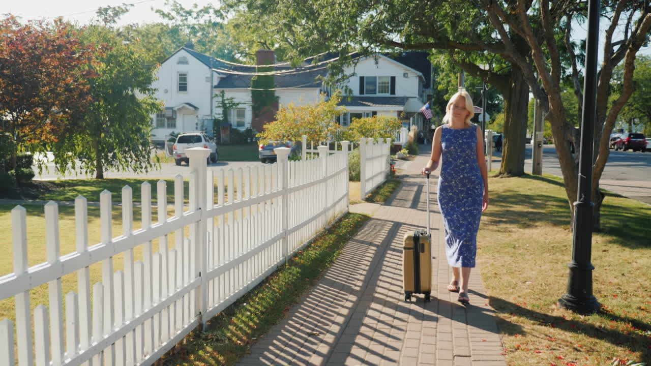mujer con maleta en suburbio americano