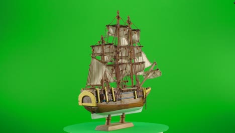 Modelo-De-Madera-A-Escala,-Barco-HMS-Bounty,-Comando-De-La-Marina-Real-Británica-Por-William-Bligh-En-Un-Plato-Giratorio-Con-Pantalla-Verde-Para-Eliminar-El-Fondo.