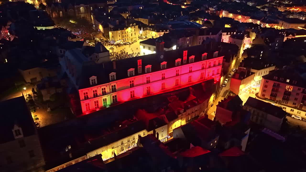 Ripresa aerea panoramica con drone del magnifico New Castle, noto anche come Chateau Neuf, con Place de Trémoille in atmosfera natalizia, Laval, Mayenne, Francia