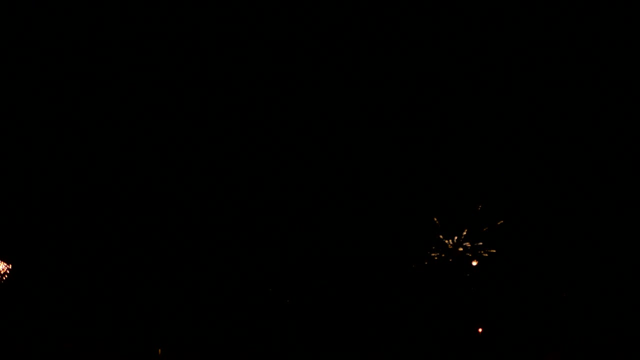 Fuochi d'artificio multicolori nel cielo notturno per una celebrazione