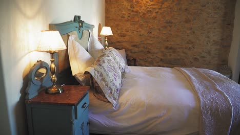 Vintage-Schlafzimmer-Charme-Mit-Sanfter-Beleuchtung