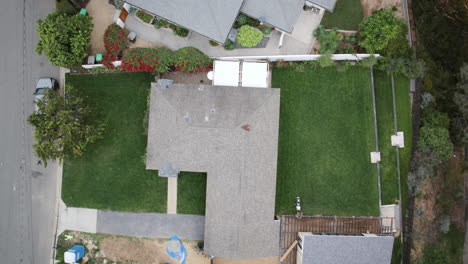 Timelapse-Aéreo-De-Arriba-Hacia-Abajo-De-Un-Hombre-Cortando-El-Césped-De-Su-Patio-Trasero