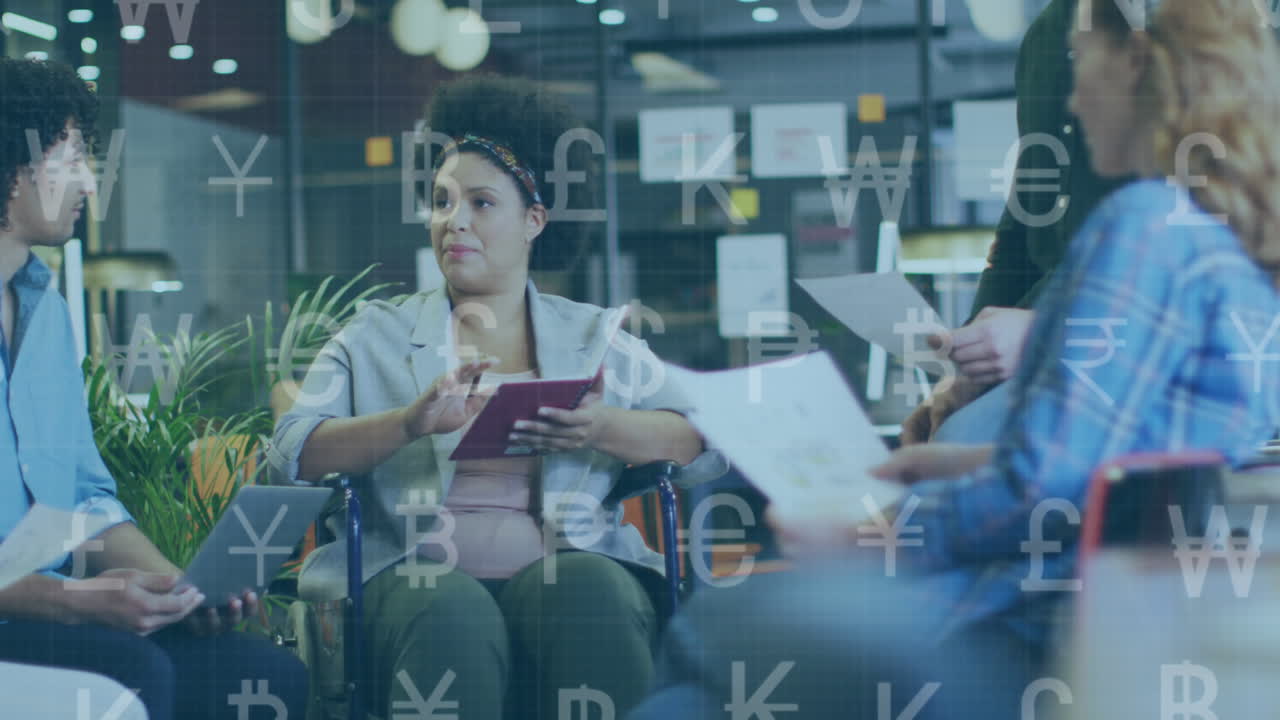 사무실에서 일하는 다양한 비즈니스 사람들에 대한 데이터 처리의 애니메이션