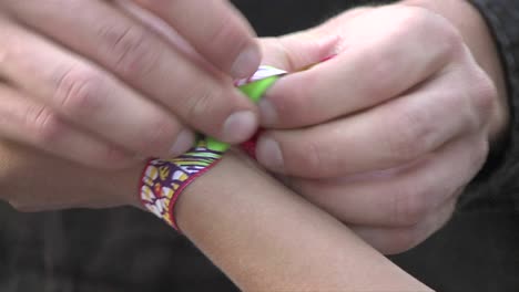 pulsera de la amistad anudada a una muñeca