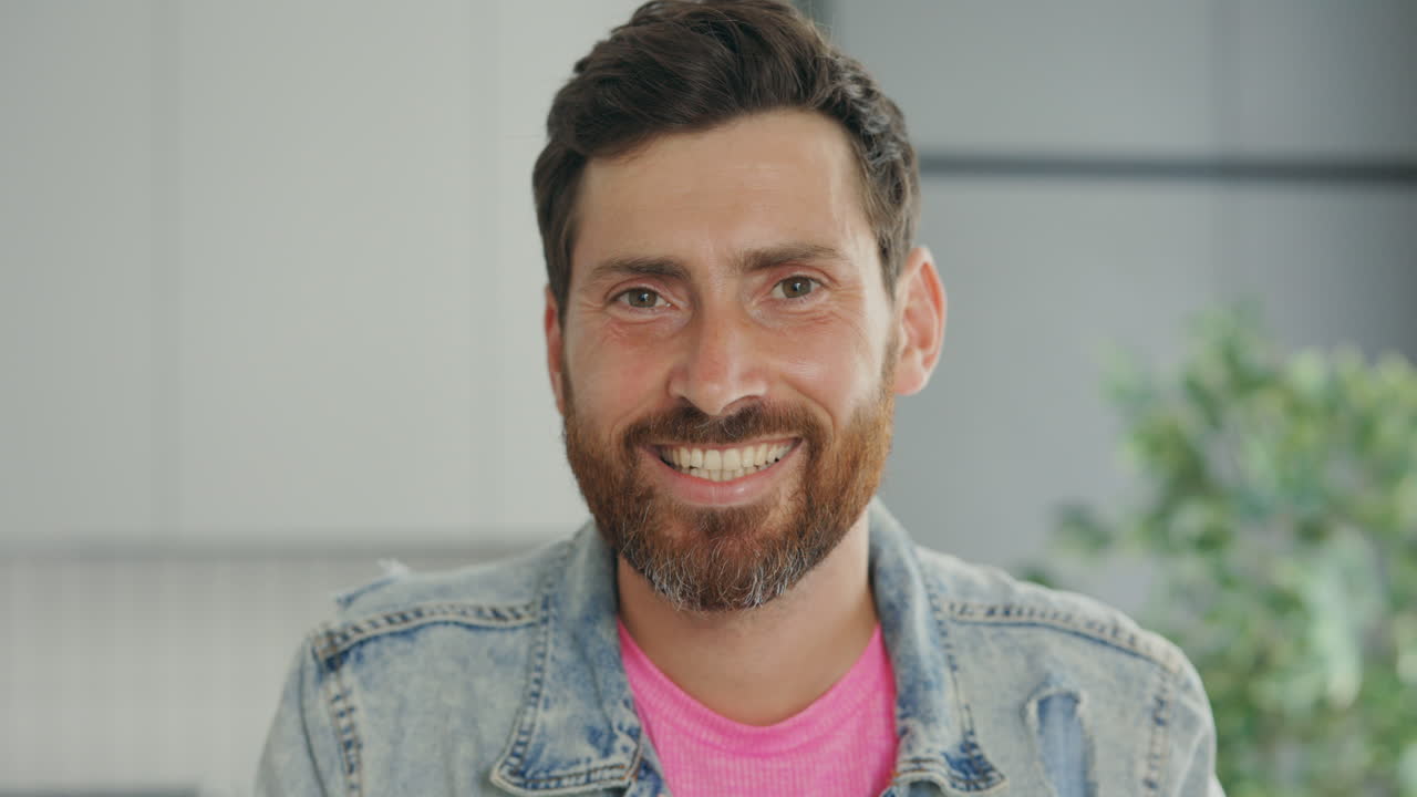 hombre sonriente en la cocina