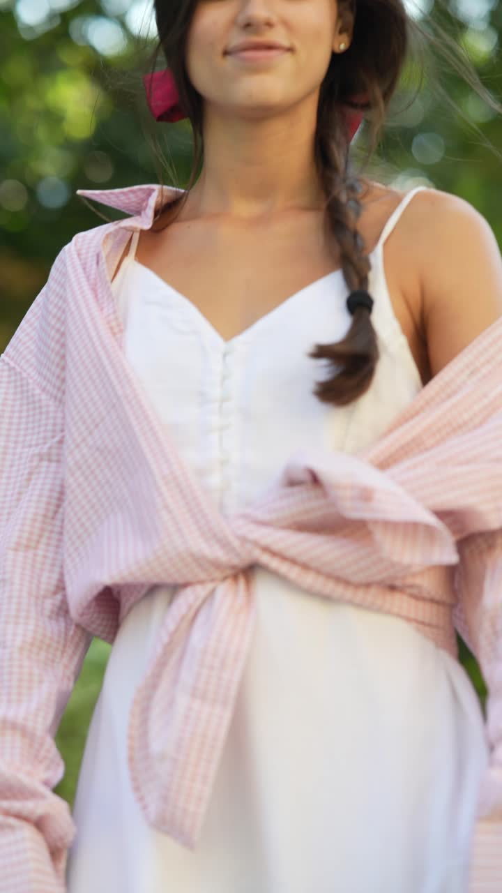 Молодая женщина в парке.