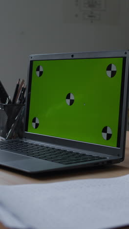 Laptop with green screen calibration