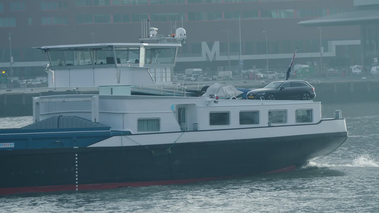 네덜란드 로테르담 시 근처에서 바다를 순항하는 선박 자동차 운반선의 아름다운 샷