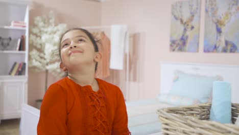 la niña es feliz y cuidadosa.