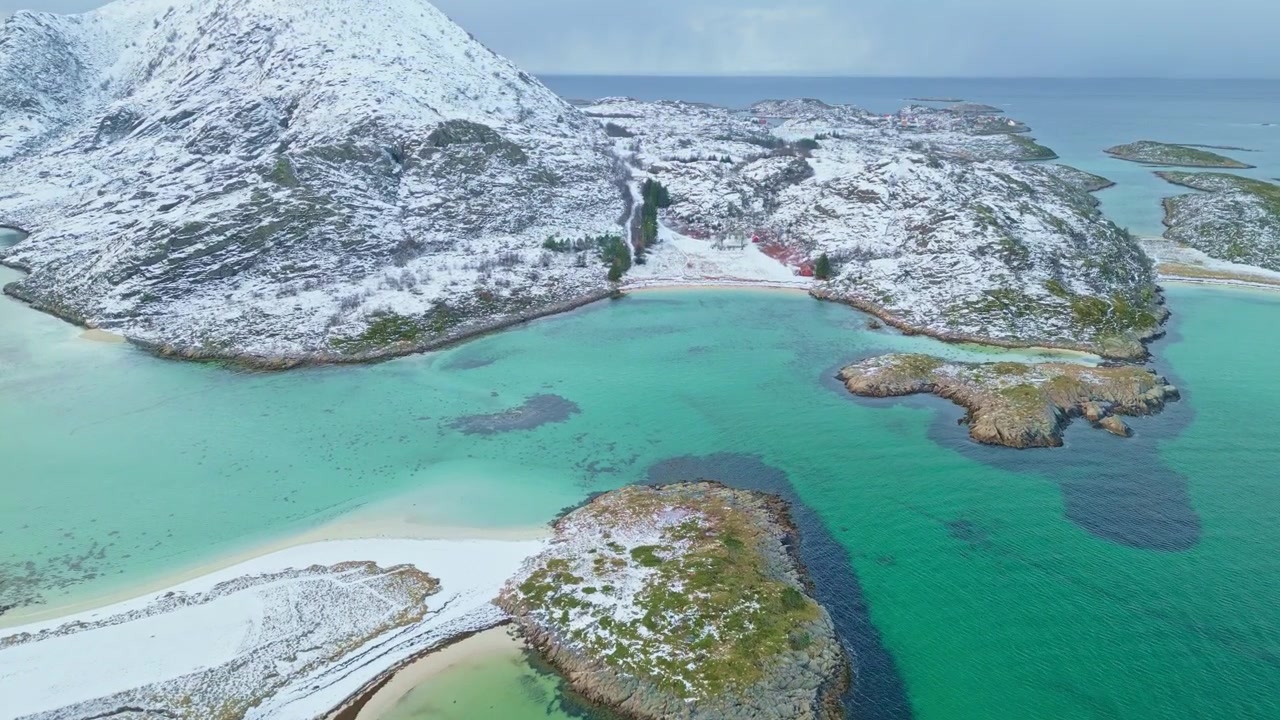 Paesaggio insulare innevato nelle Lofoten, Norvegia, che mostra una bellezza naturale incontaminata