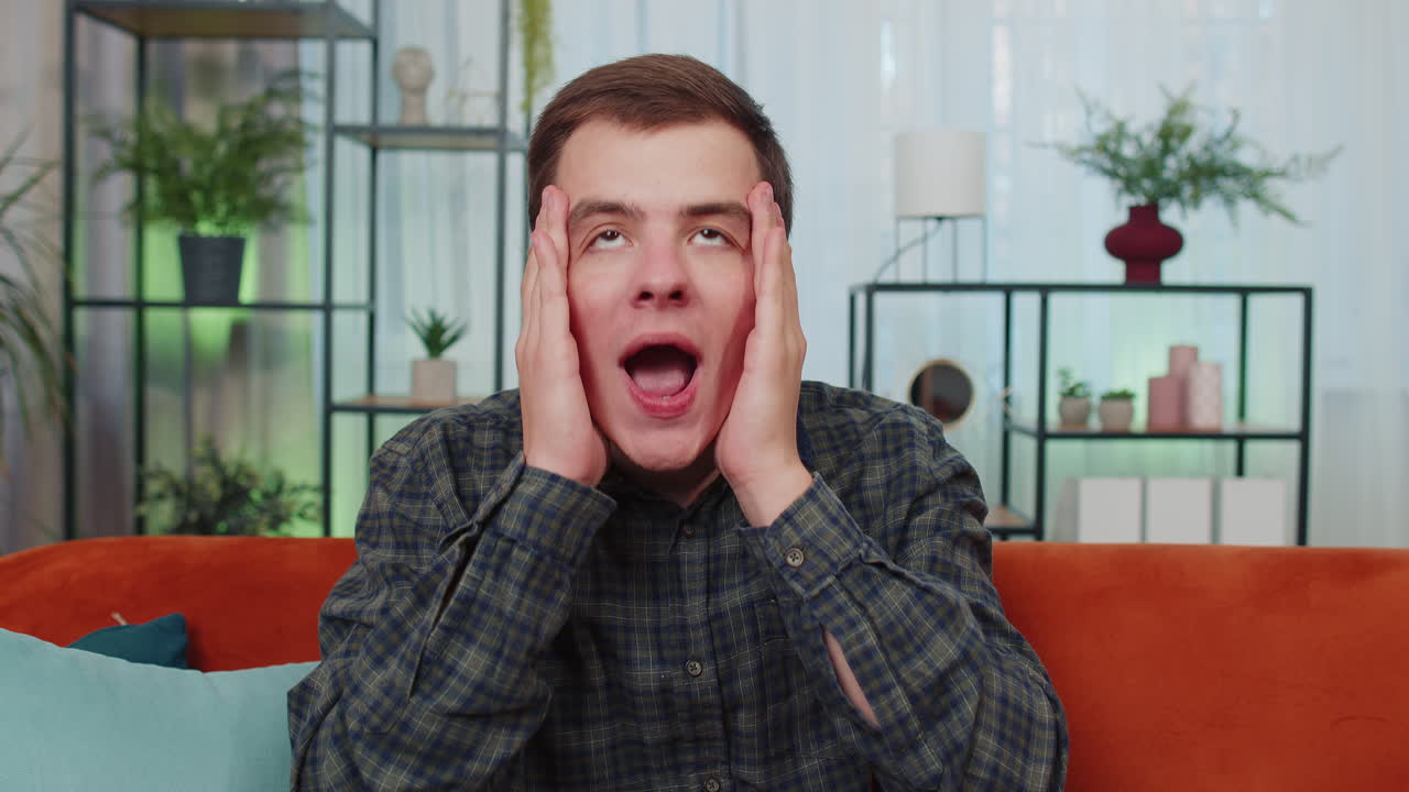 joven emocionado sorprendido, conmocionado por la repentina victoria, buenas noticias de victoria, celebrando, wow reacción