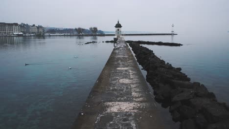 bout de la jetée du jet d'eau, dans la rade de genève | end of the jet d'eau pier, in the harbor of geneva