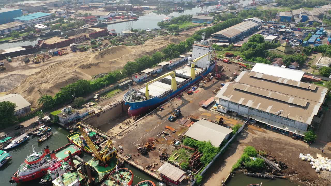 reparación de buques en un astillero ocupado