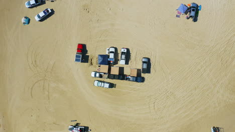 Drone-Aéreo-4k-De-Arriba-Hacia-Abajo-Sobre-Autos-4wd-Con-Instalación-De-Campamento-En-Una-Playa-De-Arena,-Punto-De-Isla-Doble,-Australia