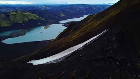 Luftdrohnenansicht-Von-Menschen,-Die-Auf-Einem-Pfad-Auf-Einem-Bergrücken-Im-Isländischen-Hochland-Wandern