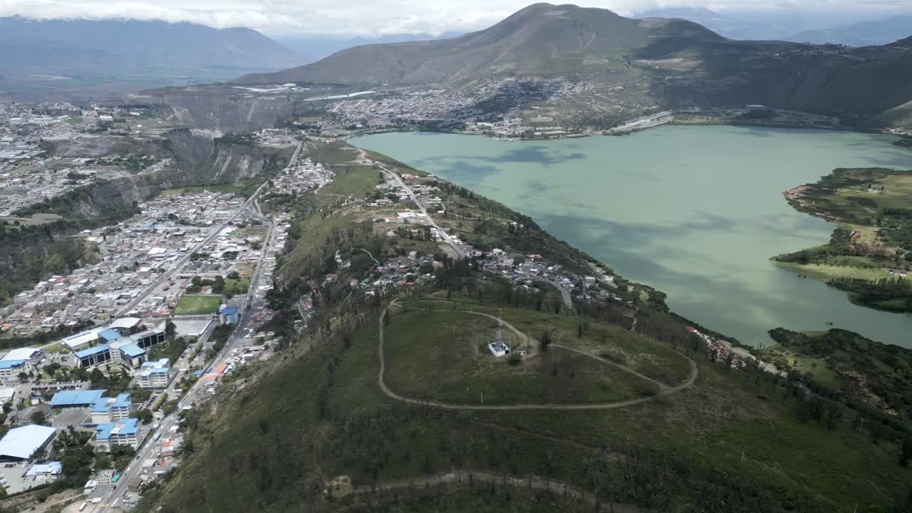vista aérea del lago de las montañas yawarkucha o yawar kucha en ibarra, ecuador, provincia de imbabura