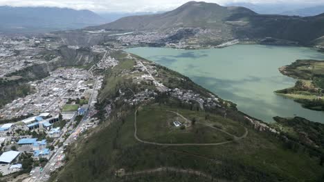 Vista-Aérea-Del-Lago-De-Sangre-O-Del-Lago-De-Las-Montañas-Del-Lago-De-Sangre-En-Ibarra,-Ecuador,-Provincia-De-Imbabura