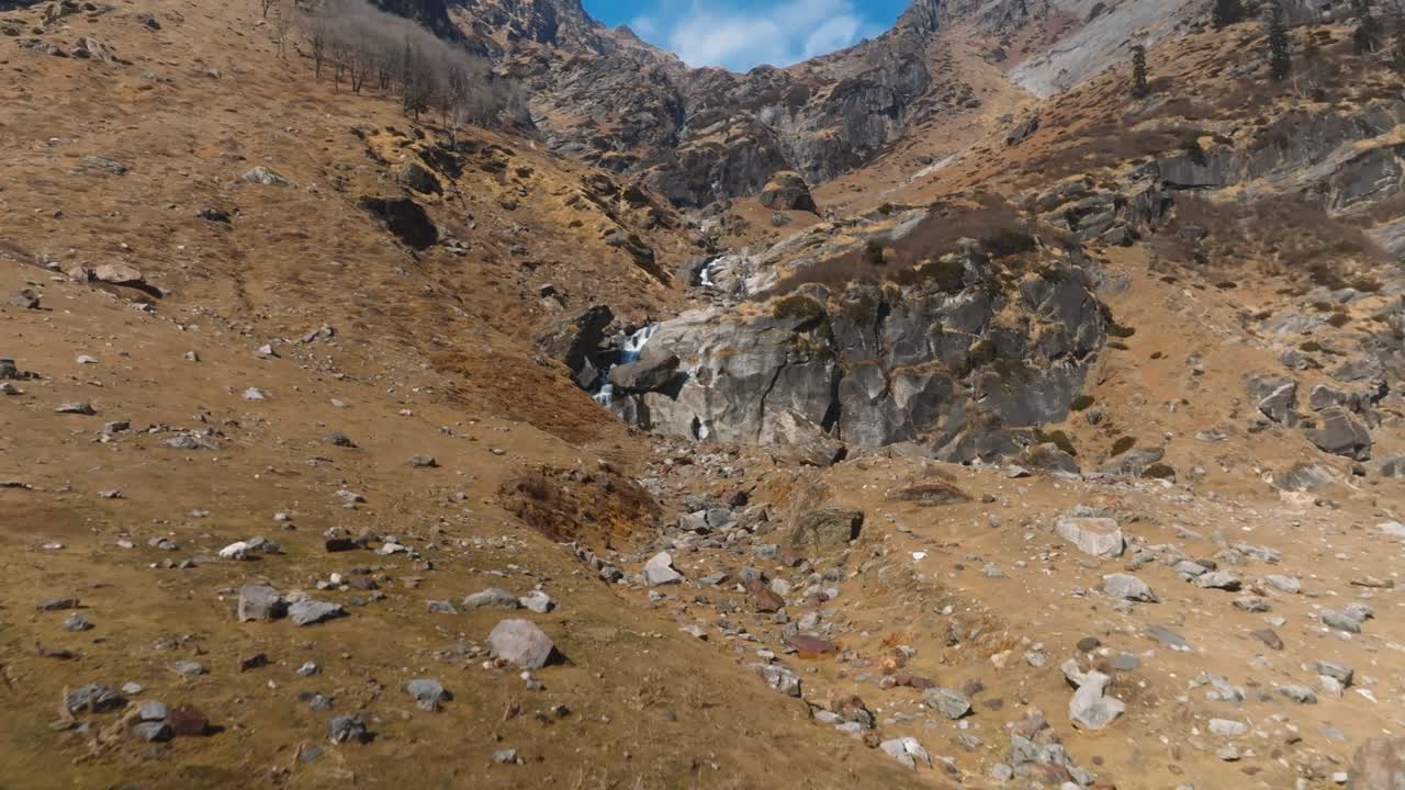 imágenes de lahaul, el valle de spiti que muestran los colores de los viñedos de las montañas congeladas del himalaya