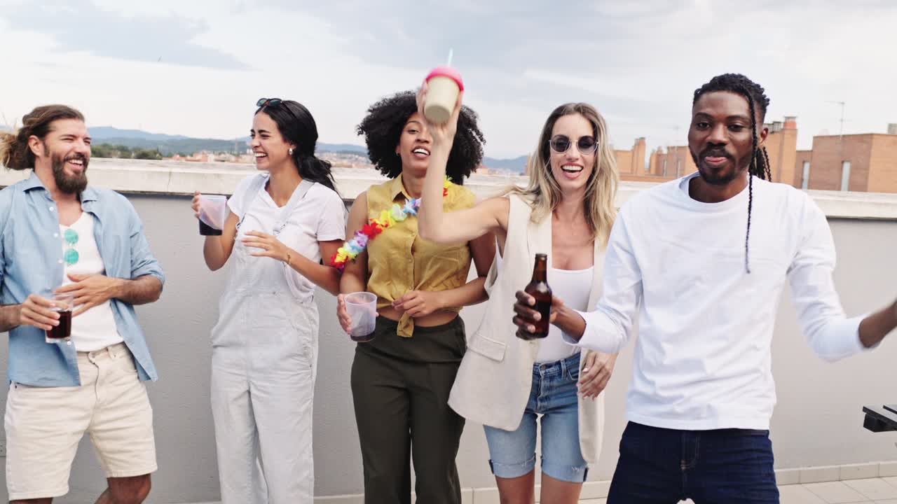 Gruppo di persone che festeggiano a un party sul tetto