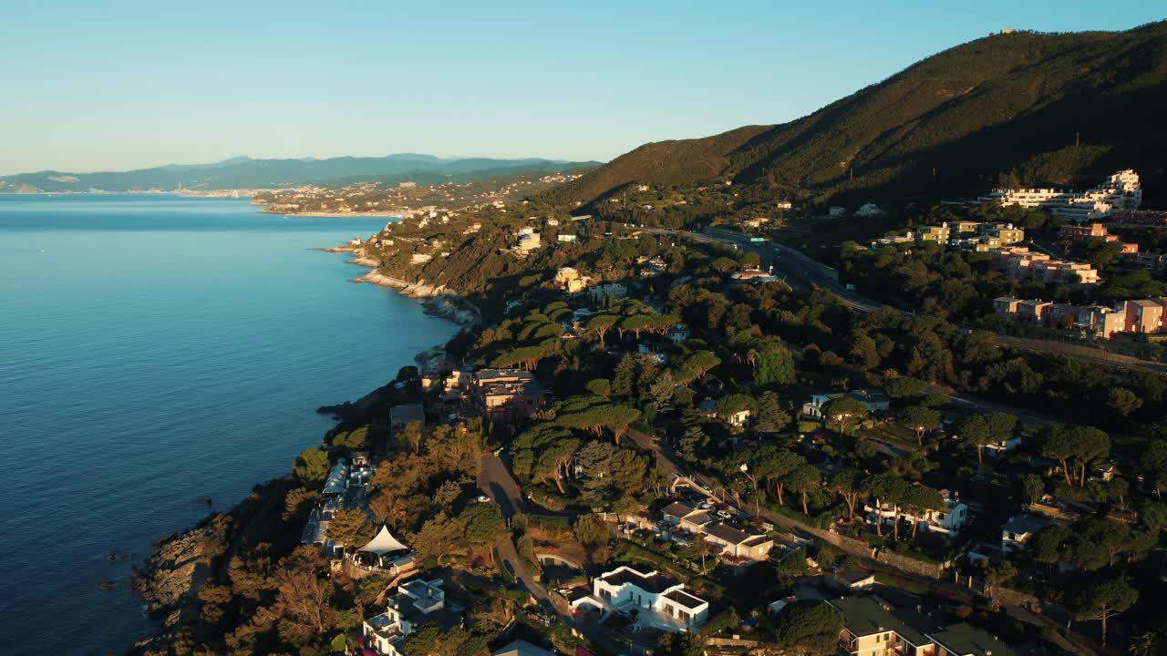 ciudad costera con autopista y montañas