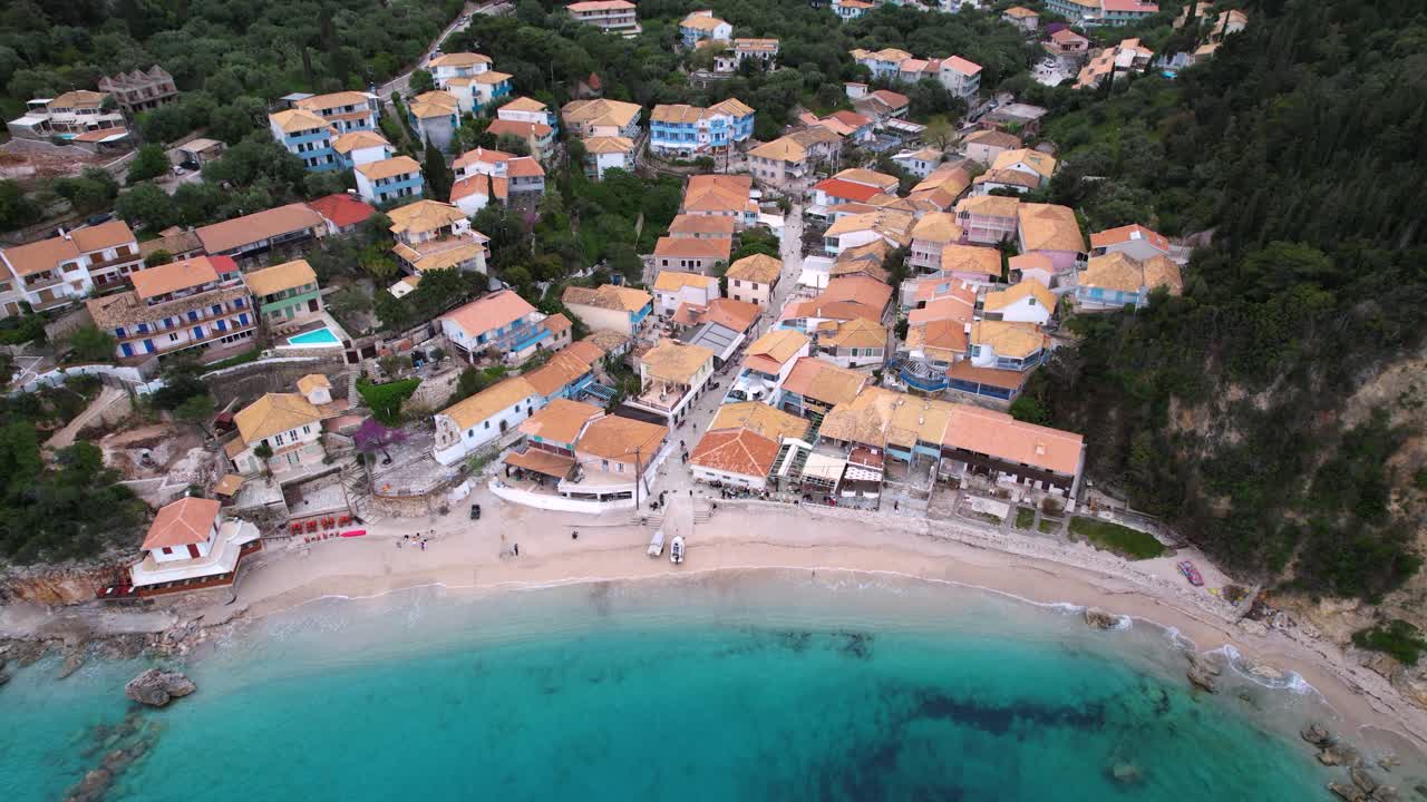 Agios Nikitas nell'isola di Lefkada, Grecia. Destinazione di viaggio, piccolo villaggio costiero. Panorama da drone, ripresa di punto di interesse.