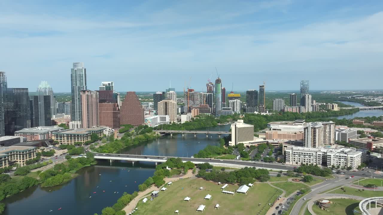 Abril de 2024 - Vista aérea 4K do centro de Austin, Texas, EUA