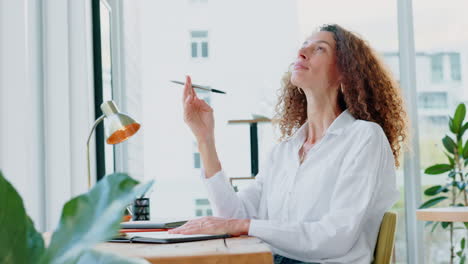 mujer en la oficina, pensando y escribiendo idea