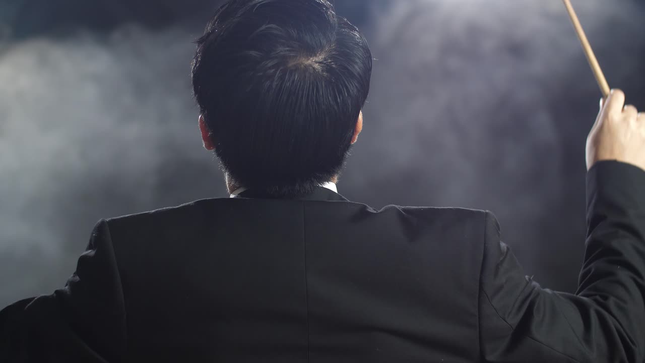 오케스트라 를 지휘 하는 지휘자