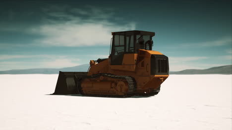 máquina de nivelación de carreteras en el camino del desierto de sal