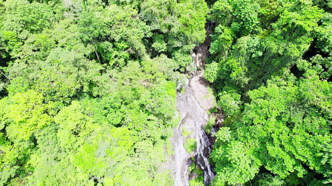 volar sobre la cascada llanita en el distrito de santa fe en la provincia de veraguas, panamá