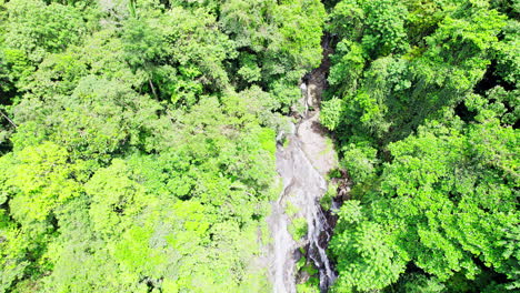 Fliegen-Sie-über-Den-Llanita-Wasserfall-Im-Distrikt-Santa-Fe,-Provinz-Veraguas,-Panama