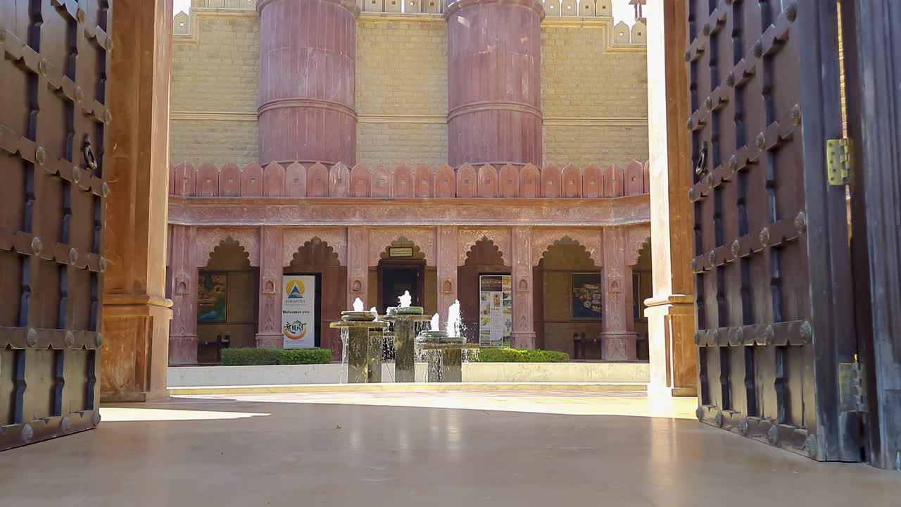 Памятник архитектуры на фоне ясного неба, вид снизу вверх под небольшим углом