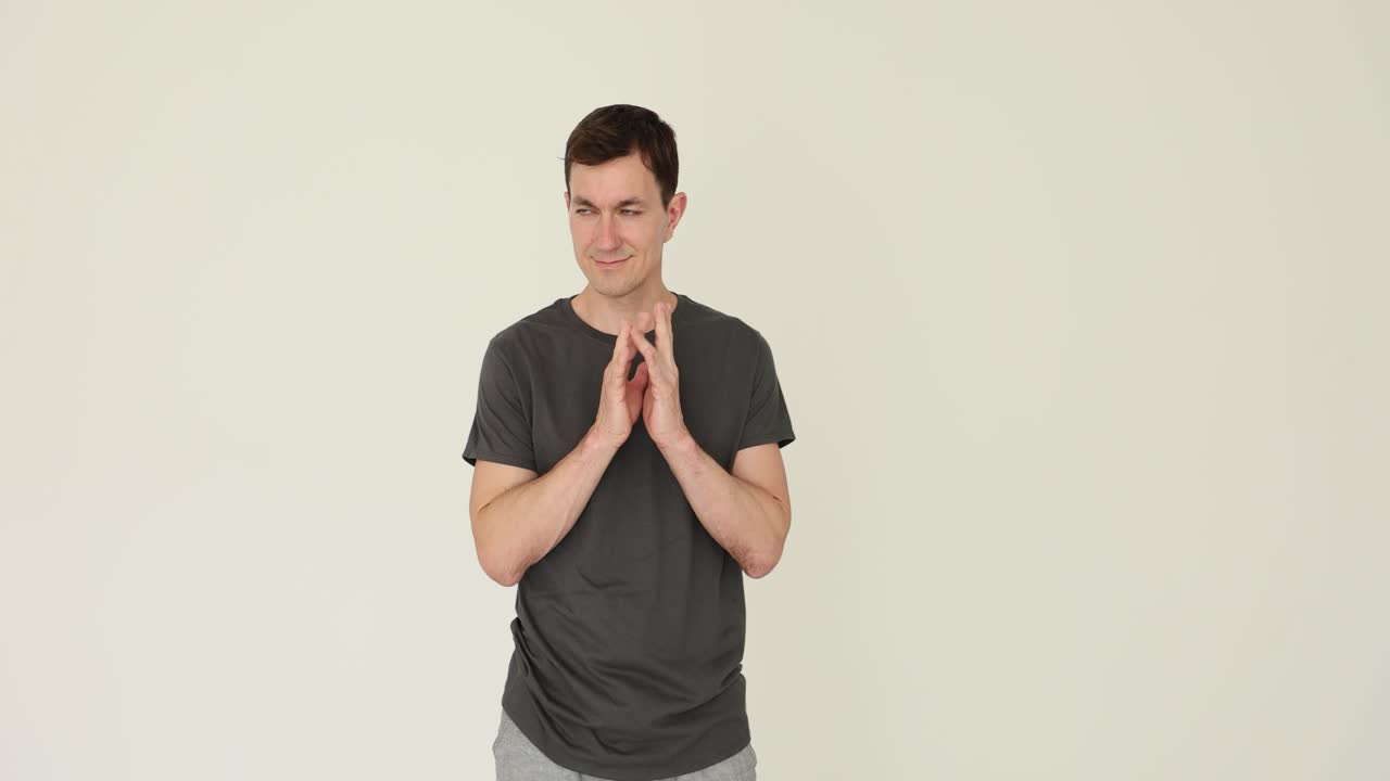 손을 문지르는 남자