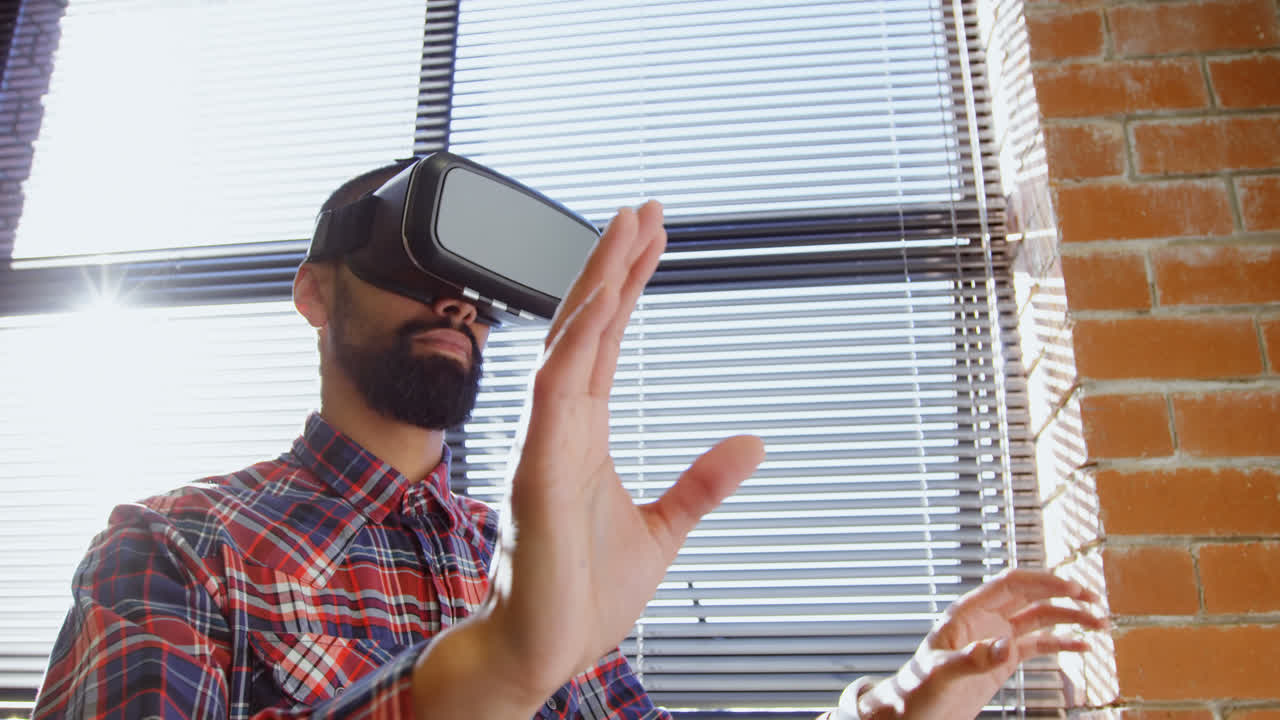 ejecutivo masculino usando auriculares de realidad virtual 4k