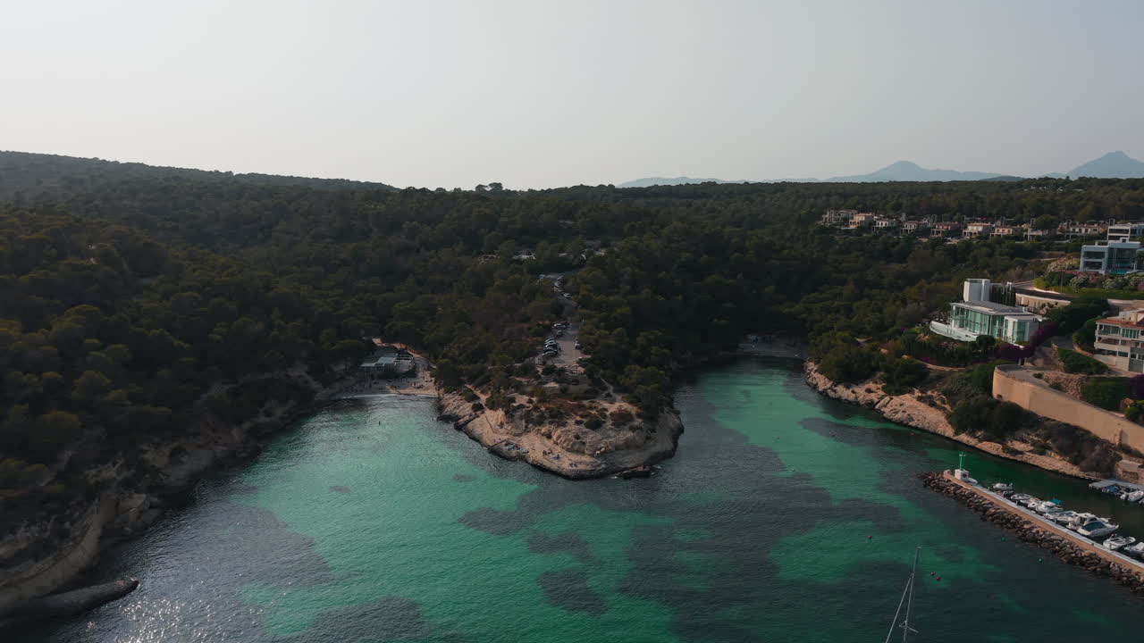 Vista aerea di una baia con acqua turchese