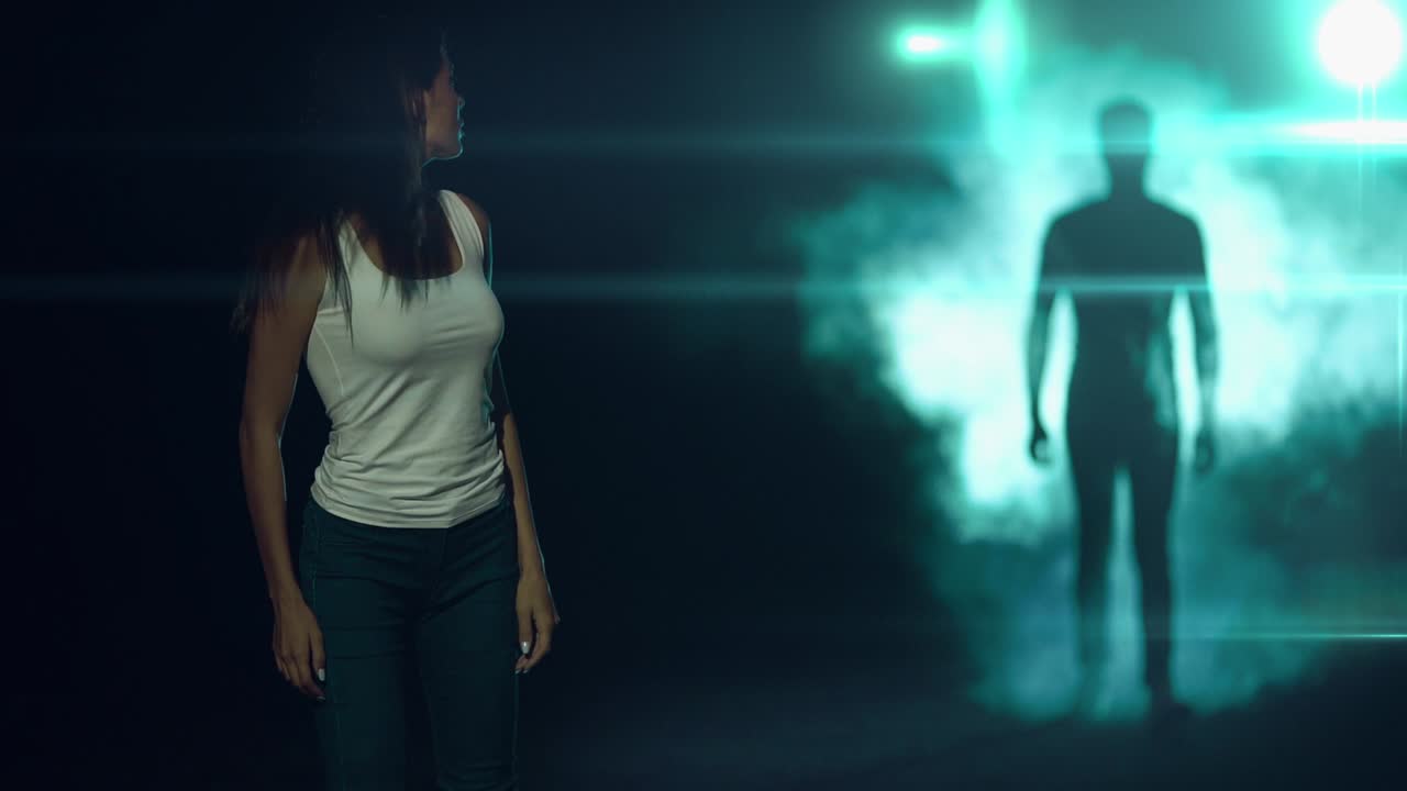 la mujer caminando en un parque oscuro contra un hombre en un humo detrás. cámara lenta