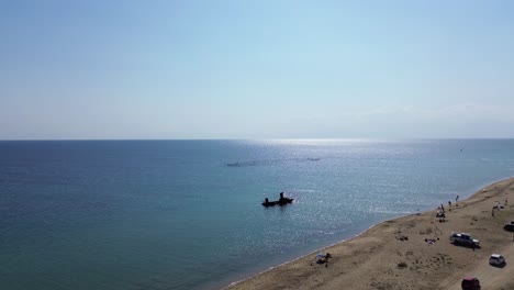 4k-Drohnenreise,-Die-Den-Sonnenverwöhnten-Strand-Und-Das-Schiffswrack-Enthüllt