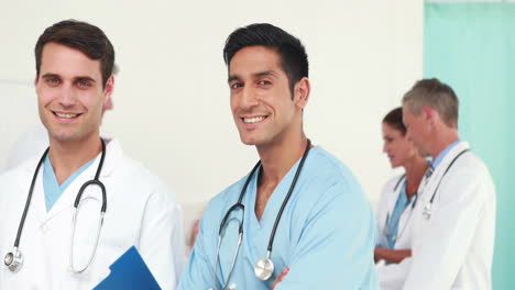 equipo médico feliz mirando a la cámara