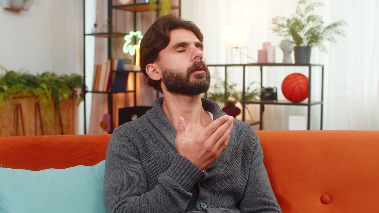 Uomo indiano con gli occhi chiusi ripete parole sommesse, palmi uniti, preghiera silenziosa, respiro calmo, stato d'animo tranquillo