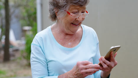 mujer mayor usando teléfono móvil 4k