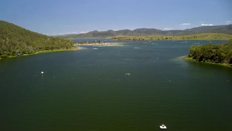 Antena-Sobre-El-Lago-Somerset-Con-Recreativas-En-La-Distancia