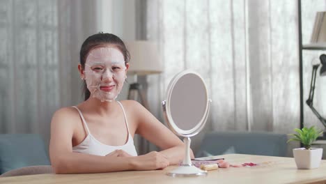 mujer aplicando mascarilla facial