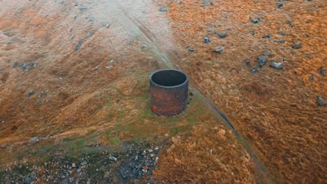 Chimenea-De-Ventilación-Del-Túnel-Standedge-En-Lo-Alto-De-Los-Peninos-Fumando-Mientras-Un-Tren-Pasa-A-Través-Del-Túnel-Entre-Marsden-Yorkshire-Y-Lancashire