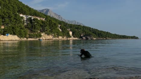 Hombre-Buceador-Practicando-Snorkel-Con-Fondo-De-Montaña