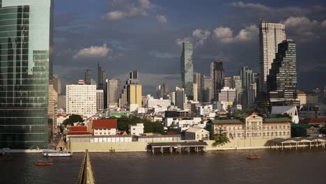 Una-Vista-Panorámica-Panorámica-Del-Horizonte-De-La-Ciudad-De-Bangkok-En-Un-Clima-Soleado-Con-Nubes-Esponjosas-En-El-Cielo