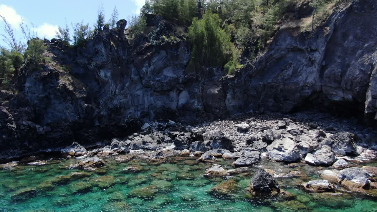 una cala escarpada a lo largo de la playa de panalau en el oeste de maui, hawaii